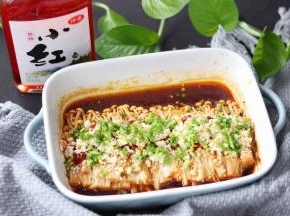 出炉撒上葱花，即可食用。