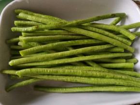 豆角切段，清洗干净。