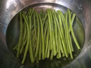 放入锅里，放少许盐滴入数滴食用油，煮开，煮熟。