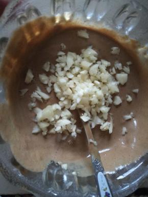 麻汁加入少许凉开水，搅开，加入少许盐，生抽搅匀，最后加入蒜末搅匀。