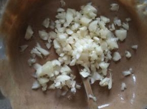 麻汁加入少许凉开水，搅开，加入少许盐，生抽搅匀，最后加入蒜末搅匀。