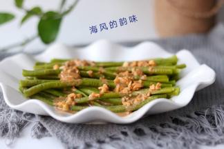 煮熟的豆角，捞出放凉，装盘。浇上拌匀的麻汁水。