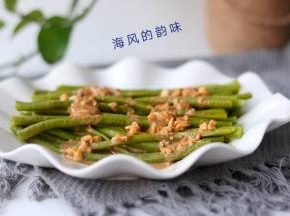 煮熟的豆角，捞出放凉，装盘。浇上拌匀的麻汁水。