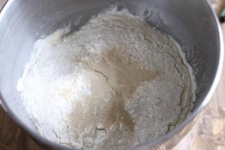 原料中除黄油，盐，黑芝麻以外其他原料放入厨师机盆里，启动一档和面功能。