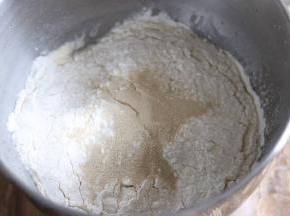 原料中除黄油，盐，黑芝麻以外其他原料放入厨师机盆里，启动一档和面功能。