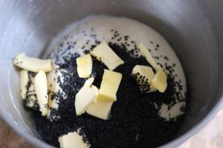 和成光滑面团后，加入黑芝麻，盐，黄油，二档继续揉面。