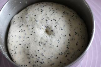 二次发酵两倍半大，手指蘸面粉戳孔，不回缩稍微反弹即可。