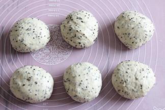 取出面团，挤压排气后，把面团平均分成六等份，滚圆，保鲜膜覆盖松弛15分钟。