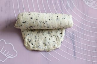 翻面，压薄底边从上往下卷起。