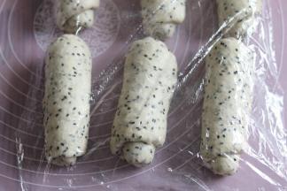 依次擀好后，保鲜膜覆盖，松弛十分钟。