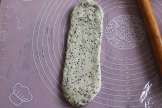 第二次擀卷，取一个面团擀成长舌型。