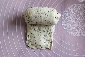 翻面，压薄底边从上往下卷起。