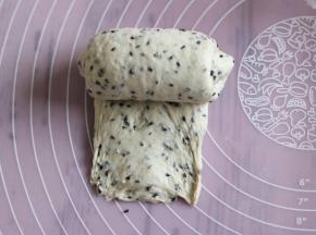 翻面，压薄底边从上往下卷起。