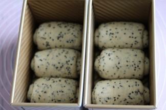 依次放入吐司盒，密封二次发酵（室温29度，约45分钟）