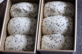 二次发酵九分满，表面按压不回缩，稍微回弹。