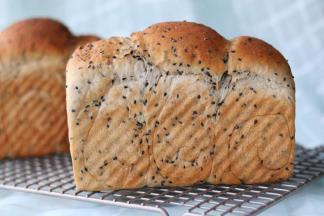 出炉即可脱模，放至冷却架凉透。