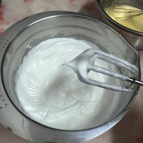 蛋清分3次加入细砂糖，发至硬性打泡。