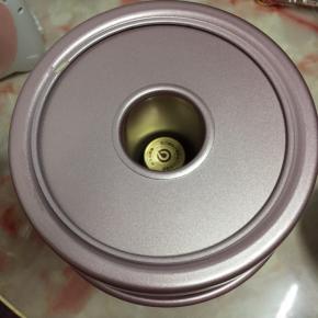 出炉后从高处摔一下立刻倒扣在酒瓶上，冷却脱模即可。