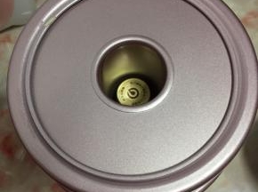 出炉后从高处摔一下立刻倒扣在酒瓶上，冷却脱模即可。