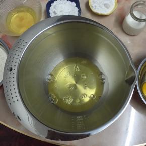 将蛋清蛋黄分离，蛋清放入冰箱冷藏备用。