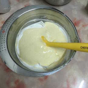 将蛋黄糊倒入剩余蛋白霜中，继续拌匀。