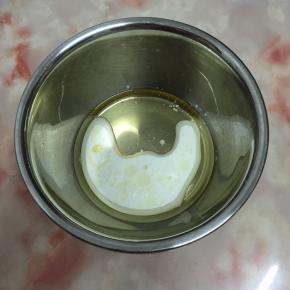 牛奶，玉米油倒入蛋盆中。