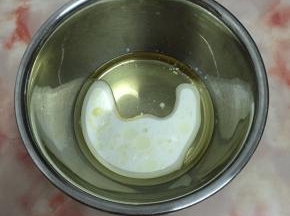 牛奶，玉米油倒入蛋盆中。