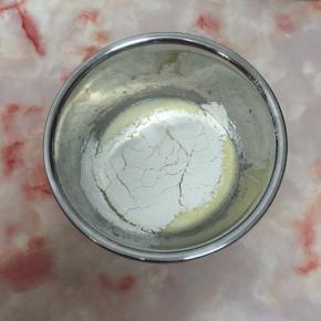 筛入低筋面粉。