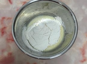筛入低筋面粉。
