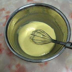 加入蛋黄，搅拌成细腻的面糊。