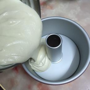 将面糊倒入模具中，震去大气泡。