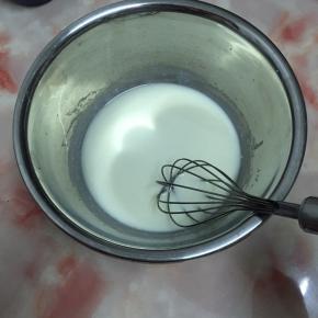 用蛋抽搅拌均匀。