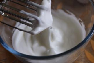 打到蛋白细腻，提起打蛋头有个弯勾时如图。