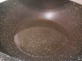 锅里放适量油，油冒烟了，