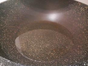 锅里放适量油，油冒烟了，