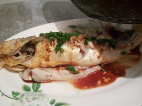 撒点葱，生抽2勺，就可以把油淋在鱼上面