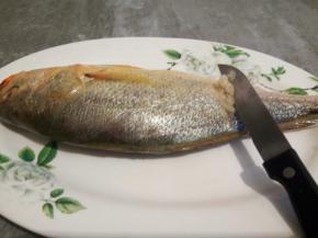 先来刮鱼鳞，一定要刮干净，不然影响口感