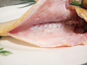 再来处理鱼肚子，用剪刀剪开，清理干净，