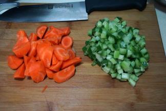 3.	胡萝卜、黄瓜洗净，胡萝卜刮掉外皮，切滚刀块，大小随意，黄瓜切小丁；