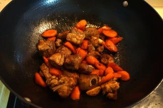 5.	像平时炖排骨时那样放入盐、酱油，让每块肉都能吸进酱油的颜色，盐最好能多放点儿，因为还要算上大米的量；