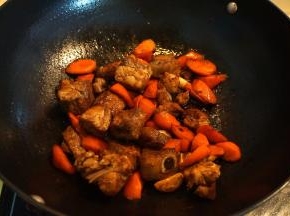 5.	像平时炖排骨时那样放入盐、酱油，让每块肉都能吸进酱油的颜色，盐最好能多放点儿，因为还要算上大米的量；