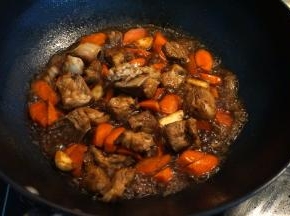 6.	再倒入热水，水量不要太多，是刚好能把排骨烧熟的量就成，太多水会让米粒粘成坨, 两分钟就可以，就是让排骨能上色；