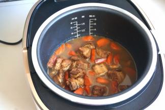 7.	将排骨胡萝卜和汤汁一起倒入饭煲中的大米上，不要翻动；选择标准饭的档位就可以了；