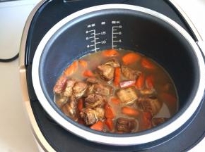 7.	将排骨胡萝卜和汤汁一起倒入饭煲中的大米上，不要翻动；选择标准饭的档位就可以了；