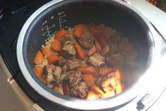 8.	时间到，香喷喷的排骨胡萝卜焖饭好啦；