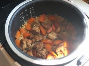 8.	时间到，香喷喷的排骨胡萝卜焖饭好啦；