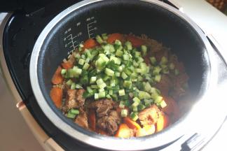 9.	将黄瓜丁倒入锅中，用饭勺搅拌均匀就开吃吧！