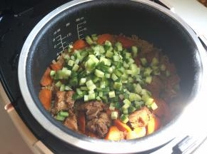 9.	将黄瓜丁倒入锅中，用饭勺搅拌均匀就开吃吧！