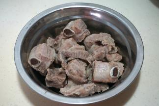 1.	排骨剁小块，洗去残余的骨头渣，焯水备用