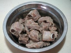 1.	排骨剁小块，洗去残余的骨头渣，焯水备用